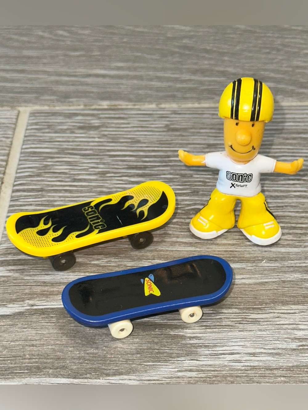 Sonic 2003 Wacky Pack Kids Meal Skaters Toy 3 Piece Skateboard 2-1/2” Plastic